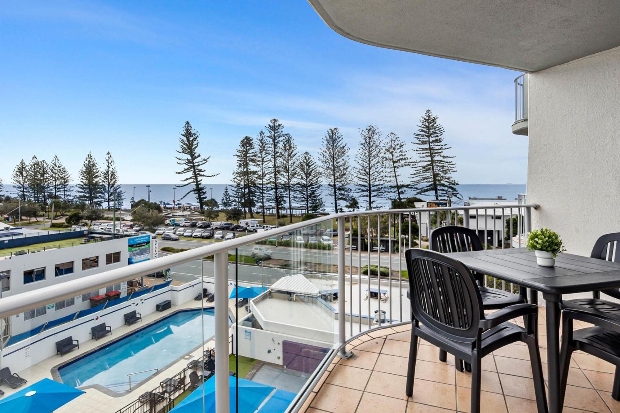 Mandolin Beachfront Resort Alexandra Headland Bagian luar foto